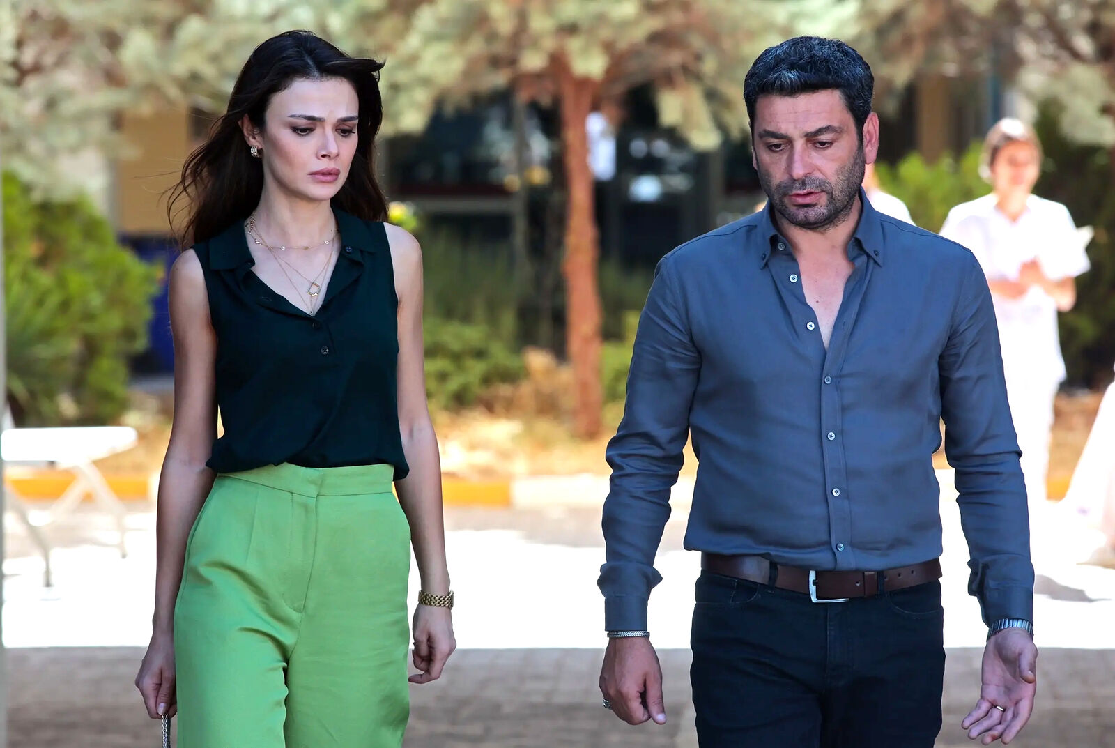 Alya devuelve la libertad a Sadakat a cambio de proteger a Deniz en En tierra lejana