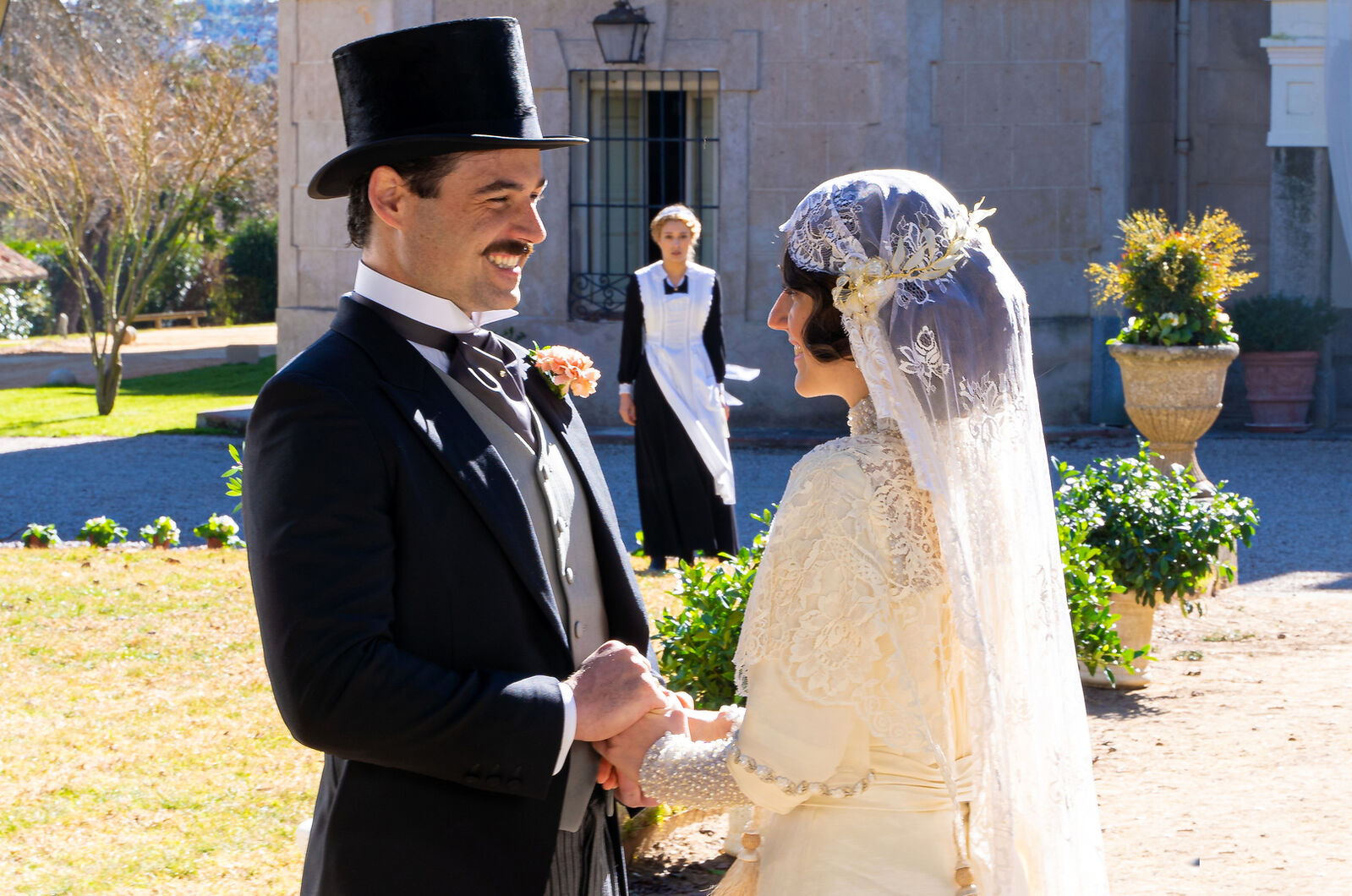 Manuel y Jimena contrajeron matrimonio en los jardines de La Promesa