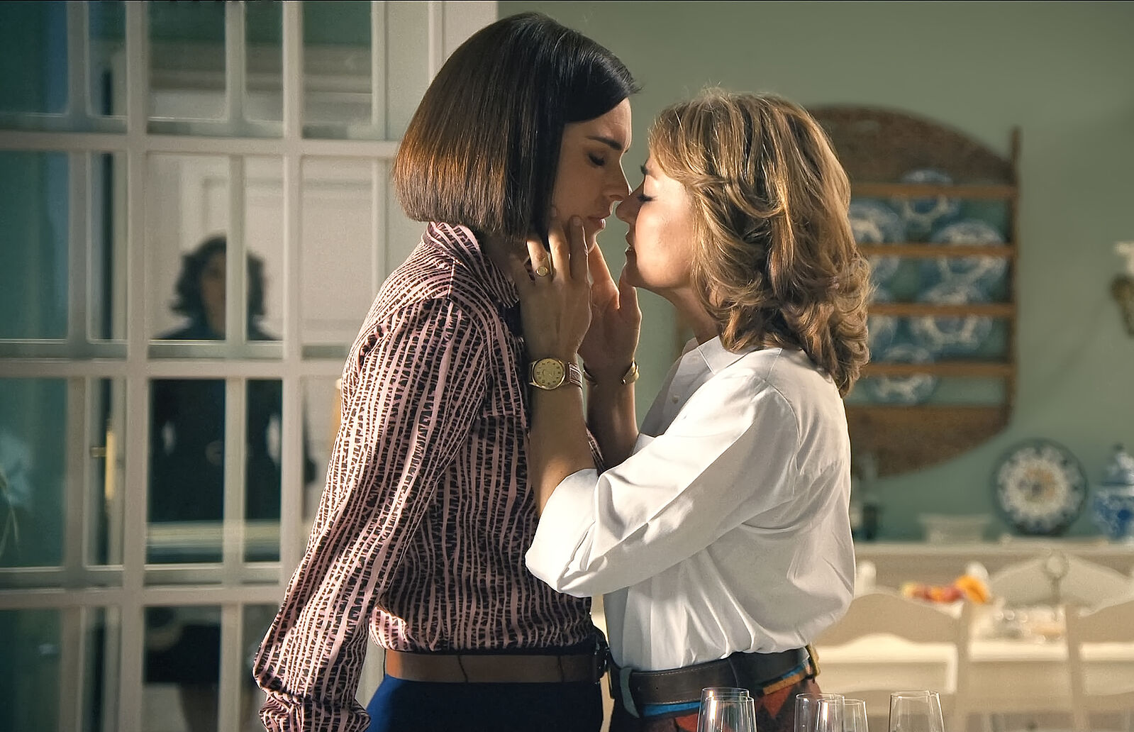 Fina y Bianca se besan delante de Marta en Sueños de libertad