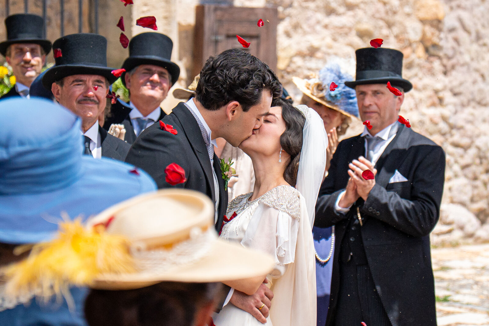 Curro y Ángela se besan el día de su boda en La Promesa
