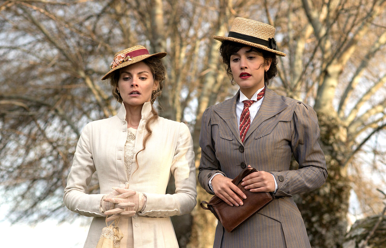Amaia Salamanca y Megan Montaner en una escena de Gran Hotel
