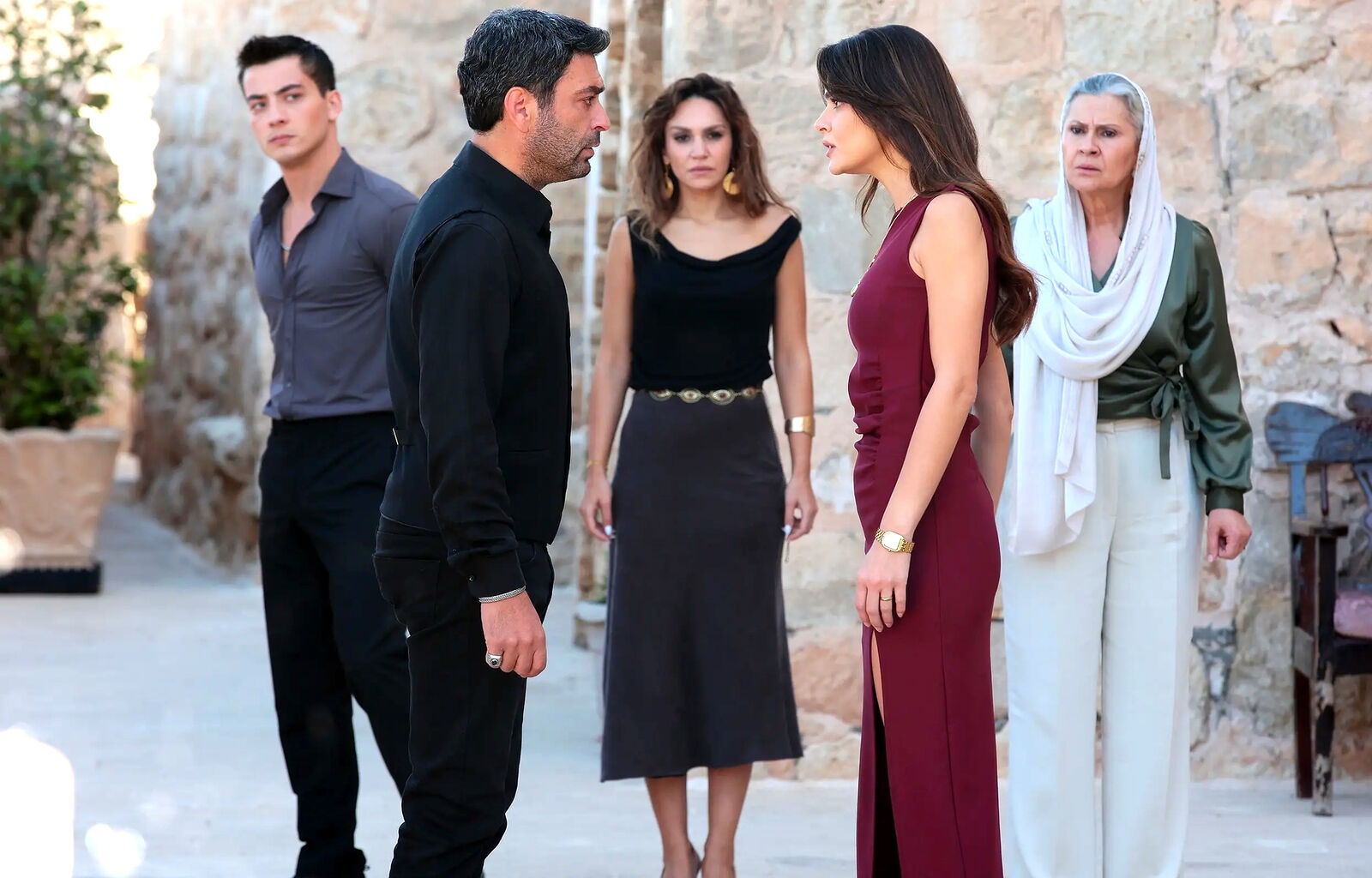 Alya decide marcharse con Deniz en En tierra lejana