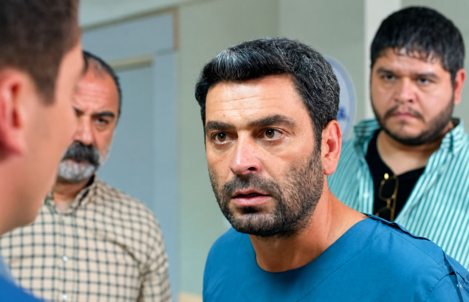 Cihan estalla contra su familia tras descubrir su engaño en En tierra lejana
