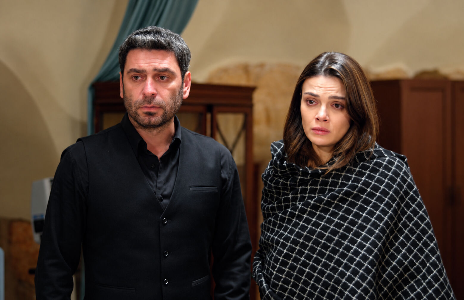 Cihan y Alya descubren que Boran ha despertado en En tierra lejana