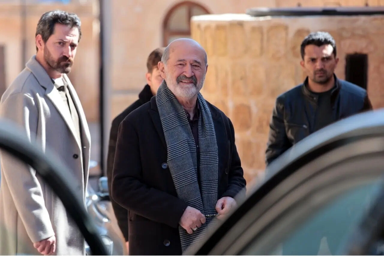 Ecmel y Boran se alían contra Cihan en En tierra lejana