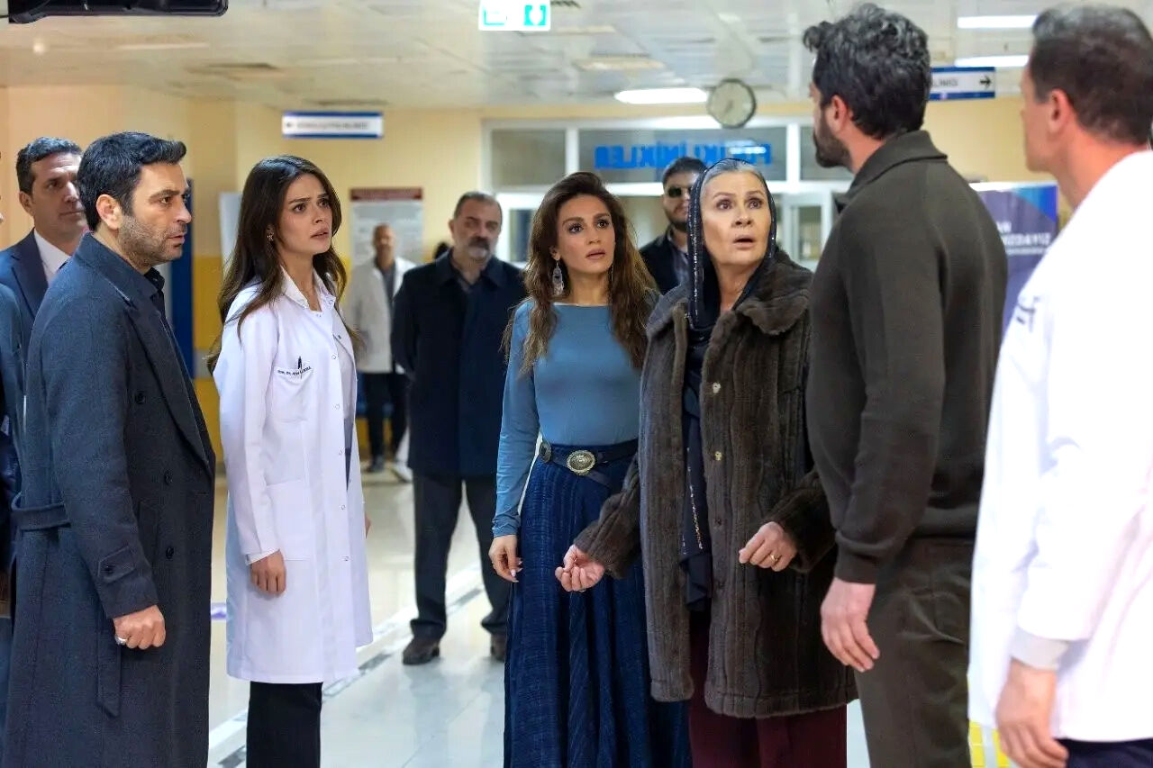Boran llega a herirse para impedir que Alya se divorcie en En tierra lejana