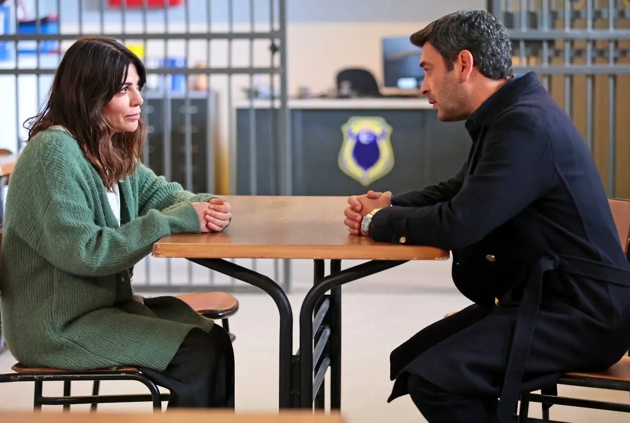 Meryem reaparece en la vida de Cihan en En tierra lejana