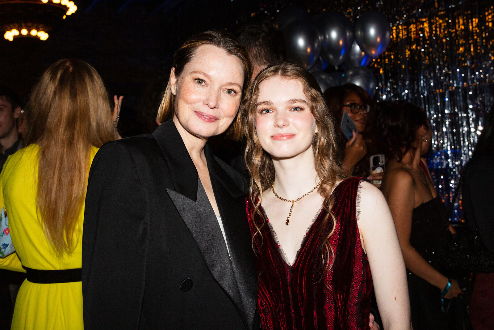 Samantha Sloyan y Summer H. Howell protagonizan la serie Carrie en Prime Video