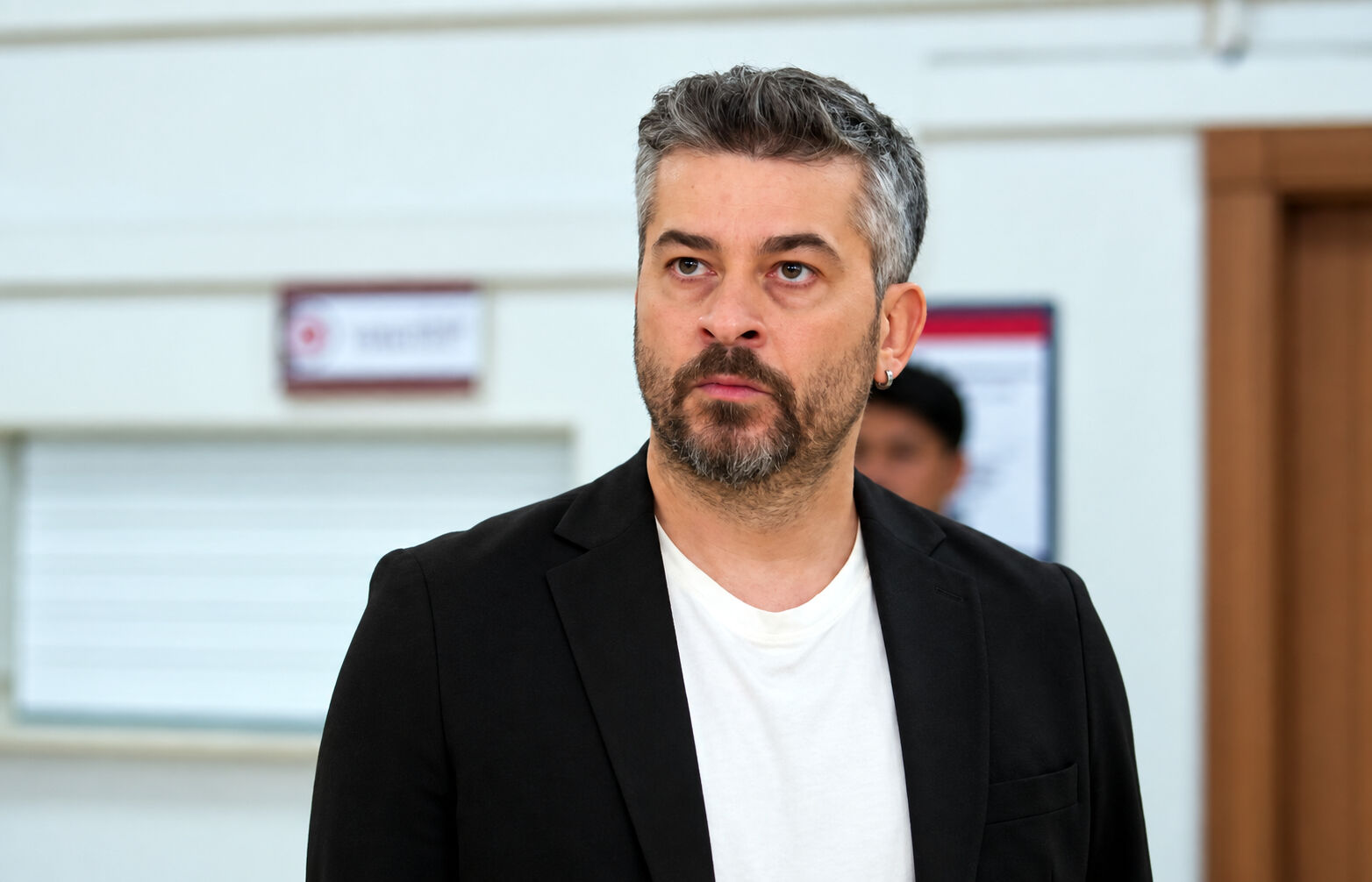 Onur Özaydın interpreta a Enver, presentado como el primer amor de Alya en la tercera temporada de En tierra lejana
