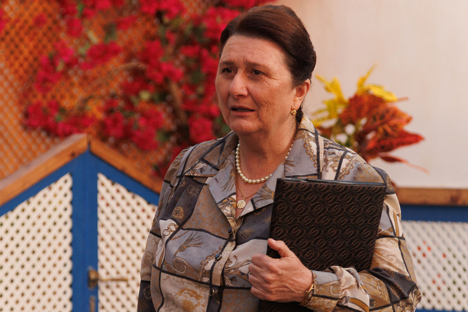Dolores comienza a desconfiar de Héctor en el cuarto episodio de A la deriva