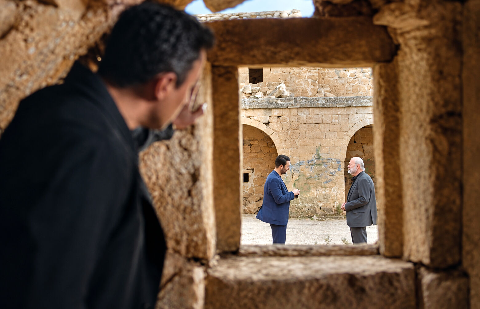 Ecmel y Demir engañan a Şahin en En tierra lejana