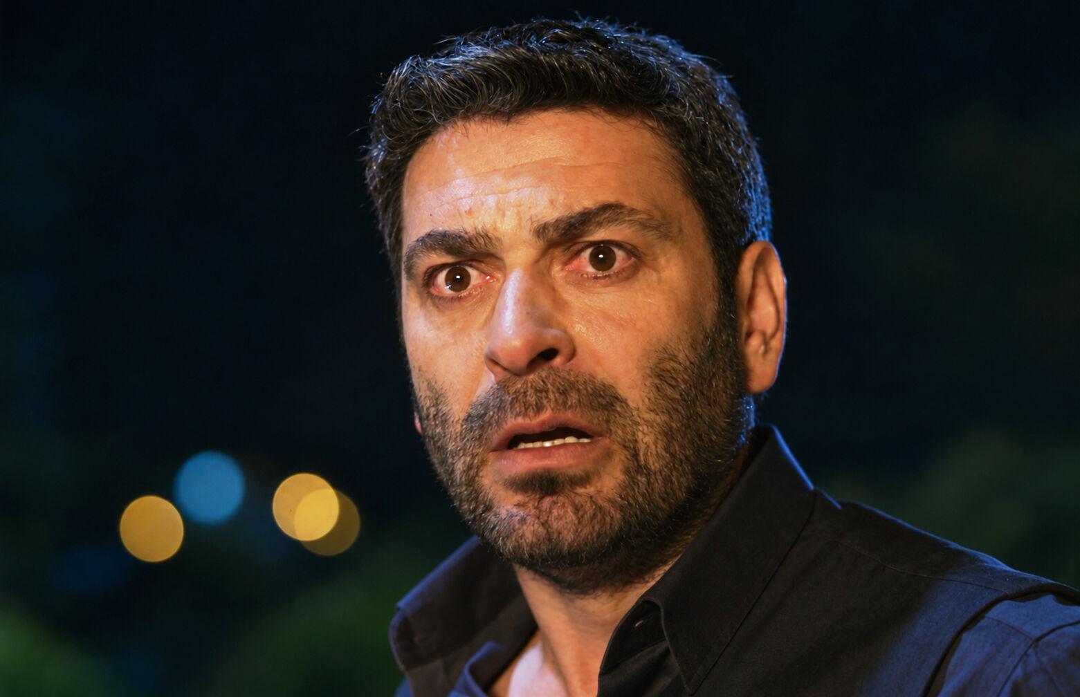 Cihan observa la explosión que dejará ciego a Kaya en En tierra lejana