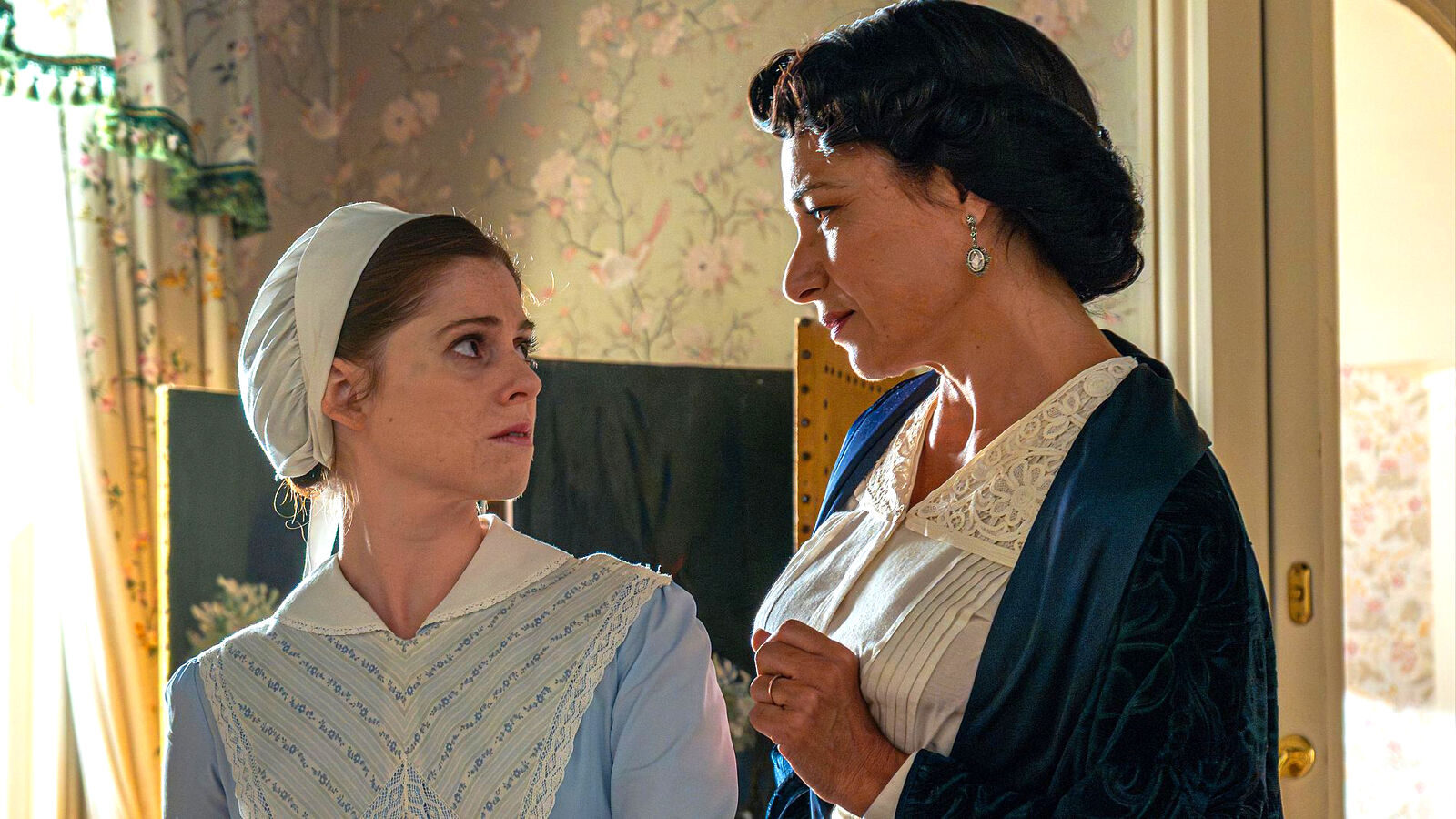 Leocadia enseña a María una carta anónima: o se casa o les quitarán a Janita, en La Promesa