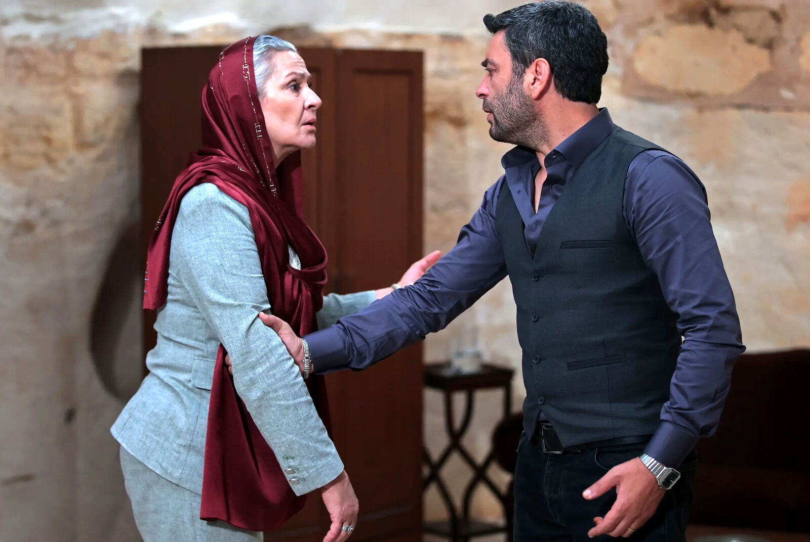 Boran despierta y Sadakat exige el divorcio de Alya y Cihan en En tierra lejana