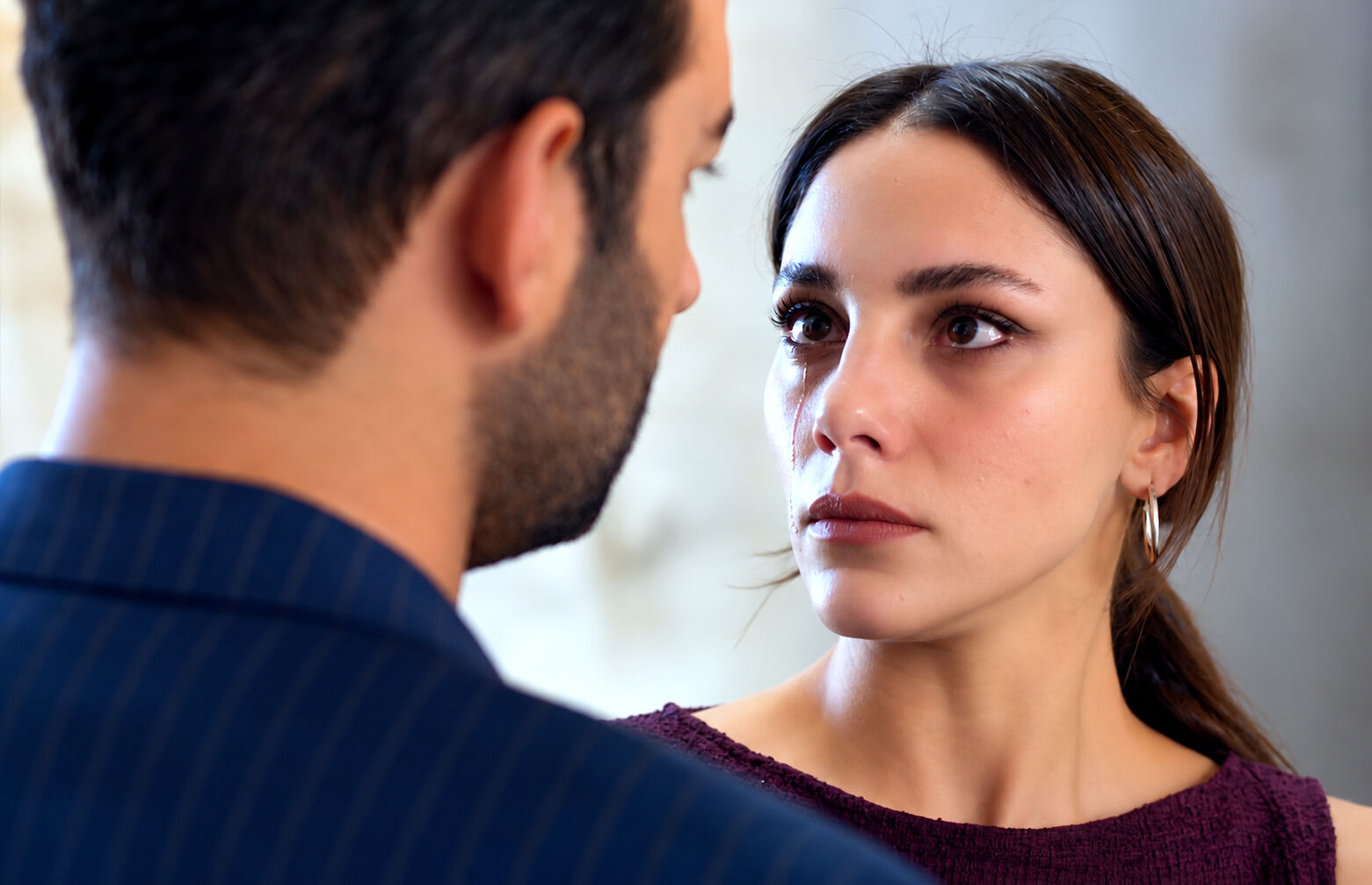 Zerrin se enfrenta a Demir y Şahin descubre un nuevo secreto en En tierra lejana