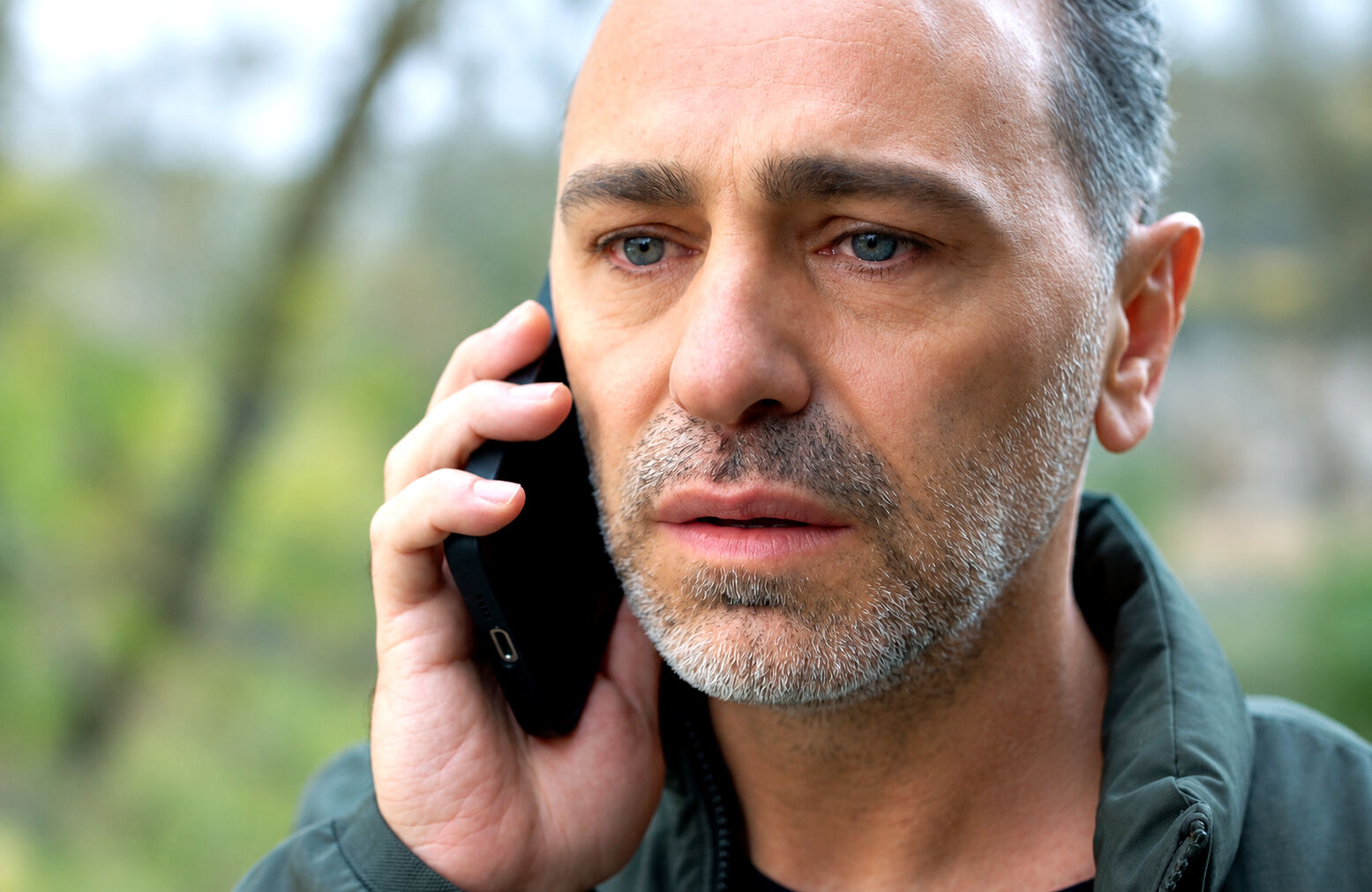 Cihan llama a su hermano para contarle quién es el padre de Kader en El Secreto
