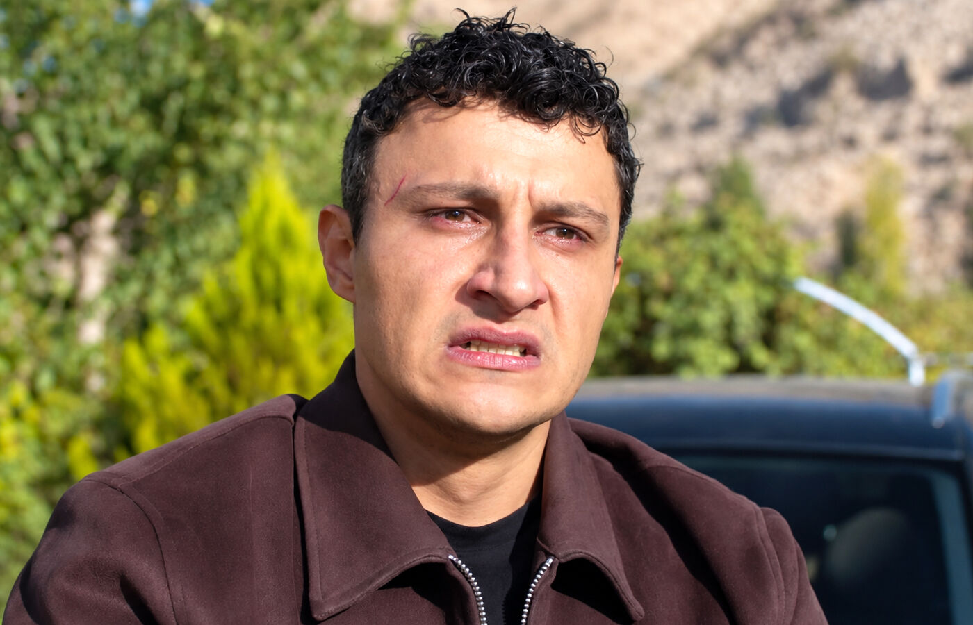 Şahin decide quitarse la vida en En tierra lejana