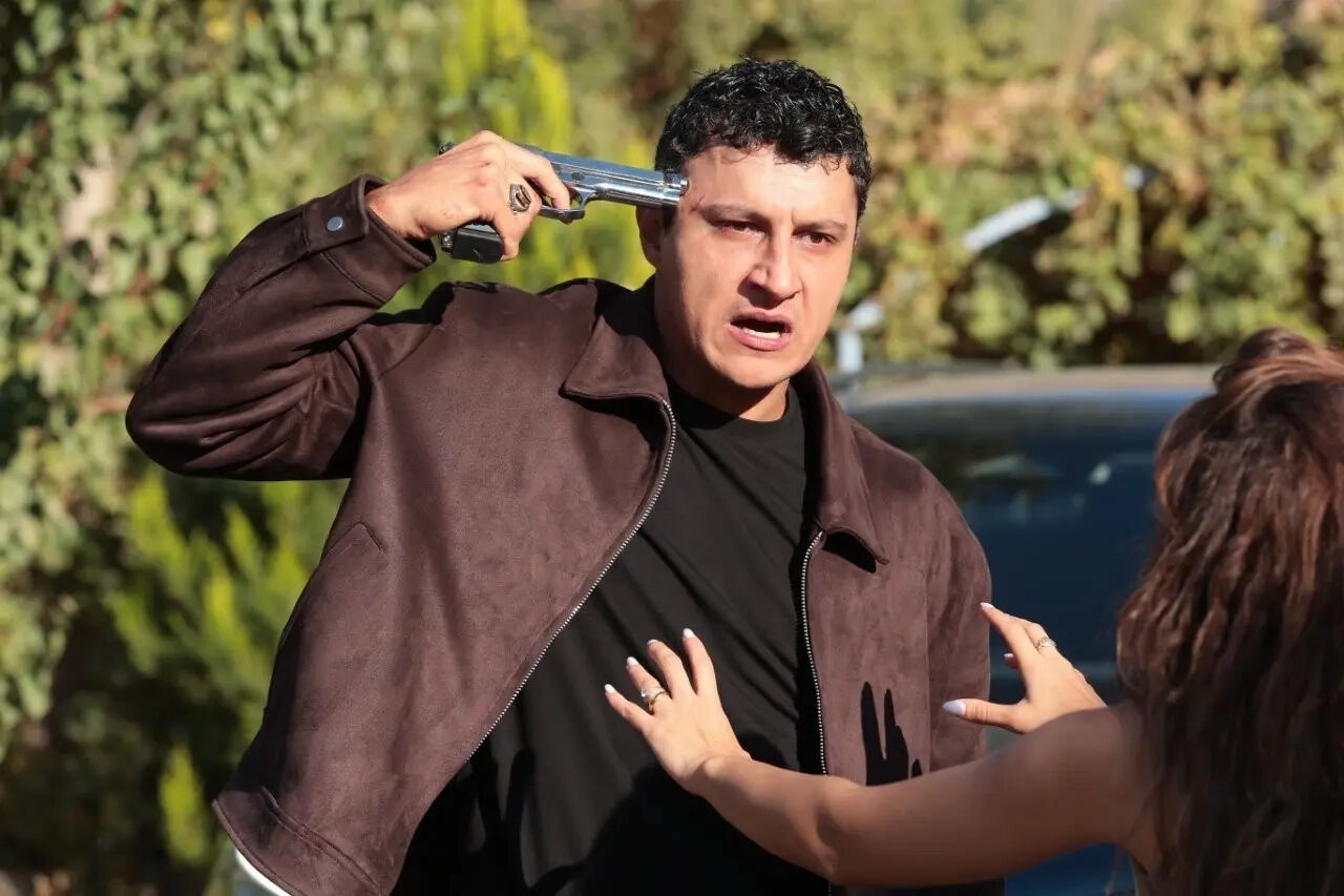 Şahin comete una locura en En tierra lejana