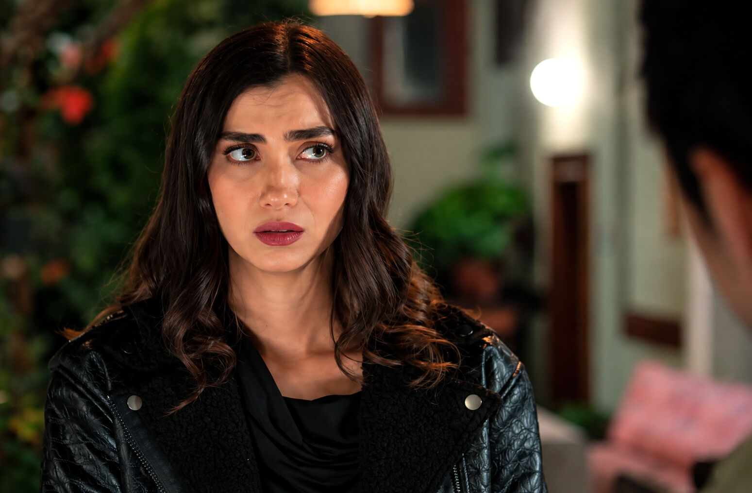 Azra le pide ayuda a Mustafa para escapar de Cihan en El Secreto