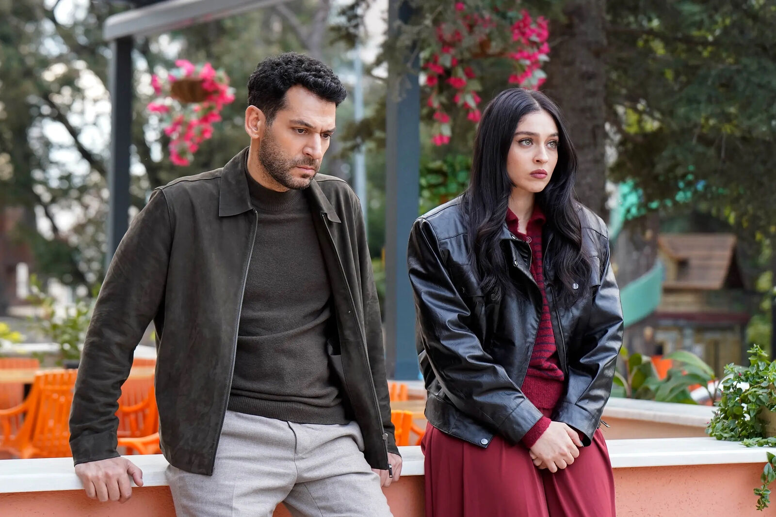 La historia de Serhat y Zeynep en El Secreto está concebida precisamente alrededor de esa distancia generacional