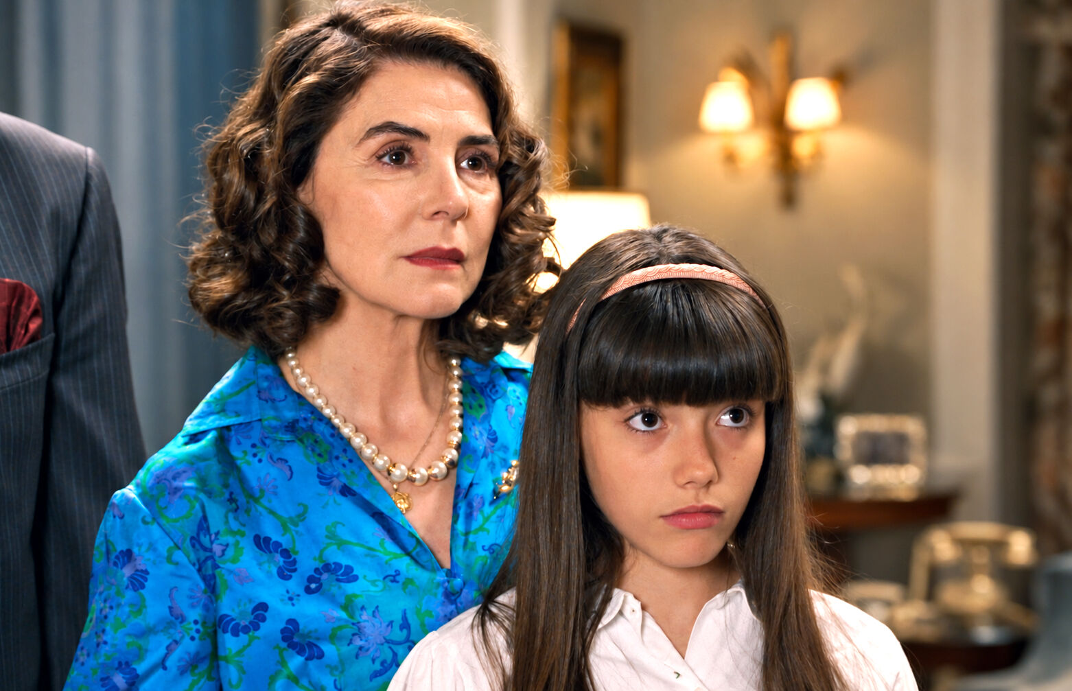 Julia accede a irse con Gabriel para proteger a sus abuelos en Sueños de libertad