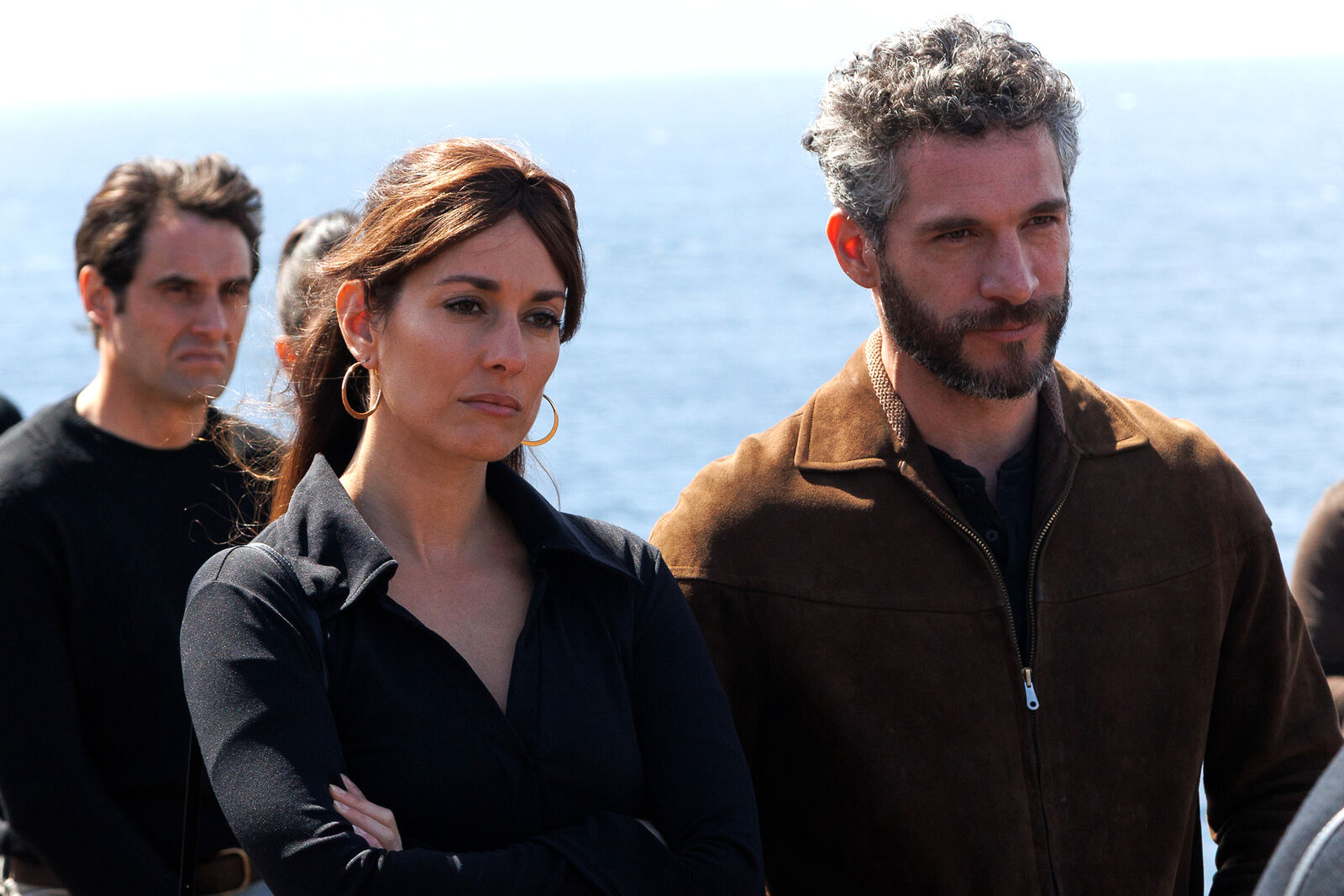 Ariadna y Tristán en el entierro de Ramón en el sexto capítulo de A la deriva