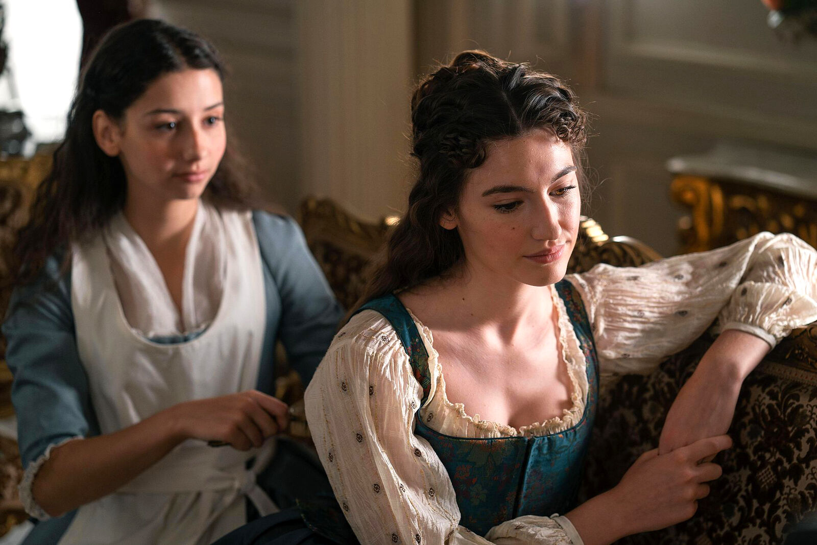 Rosalía, ilusionada, cuenta a Leonor lo que le ha dicho Rafael en el capítulo 512 de Valle Salvaje
