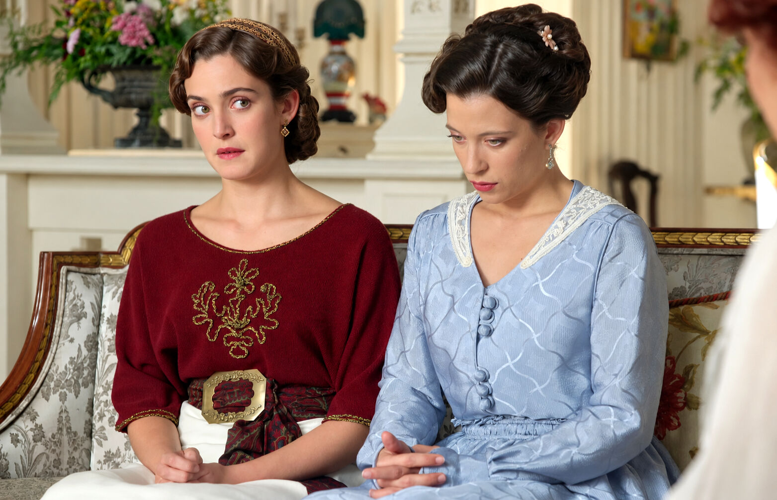 Julieta y Martina durante un encuentro con Casilda y Leocadia en La Promesa