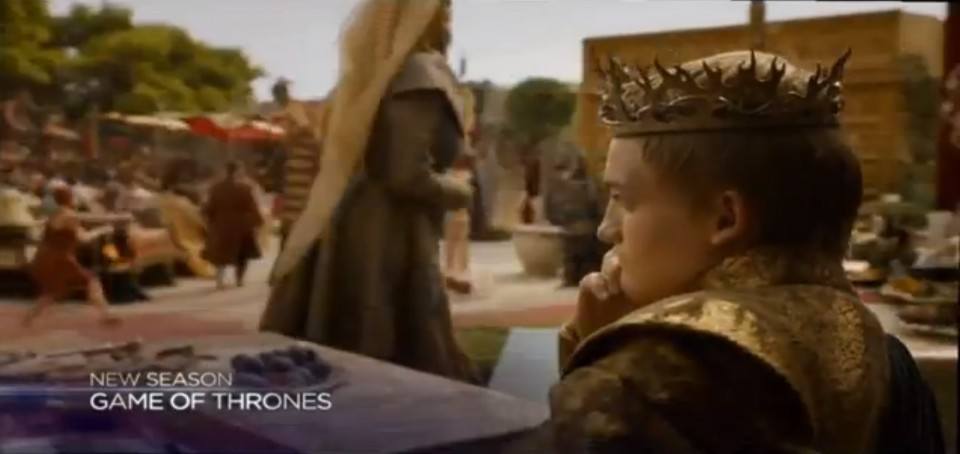 Joffrey Baratheon, de Juego de Tronos, sentado en el trono