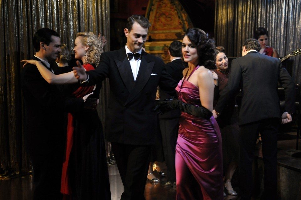 Sira y Rosalinda Fox trazan un plan para avisar a Marcus Logan del peligro que corre en El tiempo entre costuras