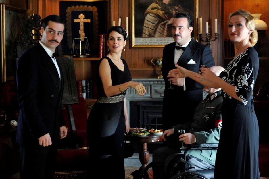 Sira acude con Da Silva a una cena en la que espera conseguir valiosa información en El tiempo entre costuras