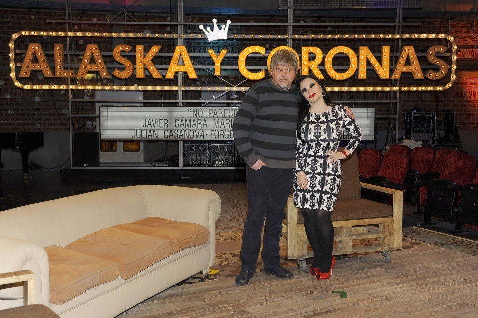 Esta noche a las 22:00 horas, La 2 estrena su nuevo programa titulado Alaska y Coronas