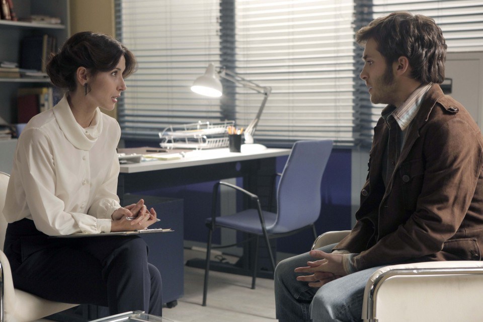Carlos acude a una psicóloga, interpretada por Bárbara Goenaga, para superar sus pesadillas en Cuéntame cómo pasó