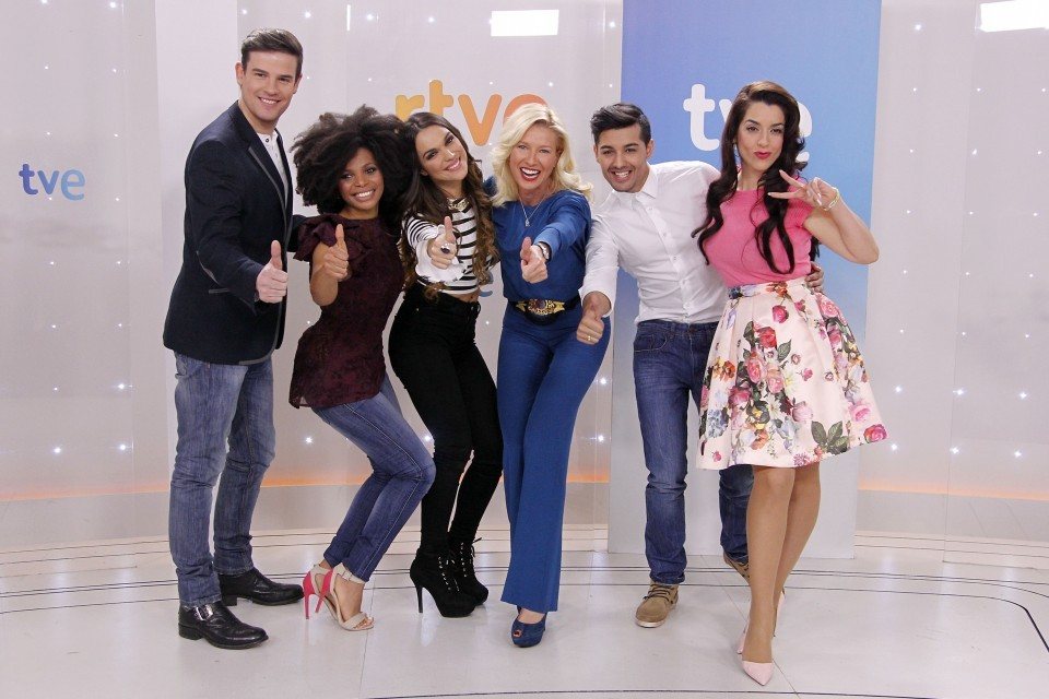 Los cinco concursantes posan alegres y divertidos junto a Anne Igartiburu, presentadora de la gala Mira quién va a Eurovisión