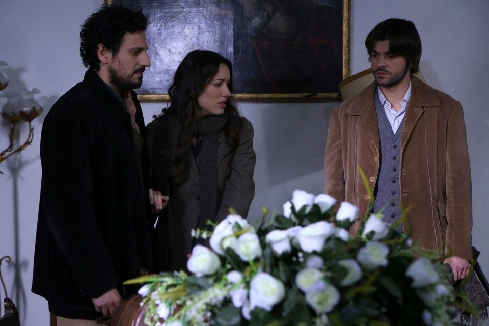 Aurora y Gonzalo llegan a tiempo de que Conrado les explique lo sucedido en casa de Evaristo, en El secreto de Puente Viejo