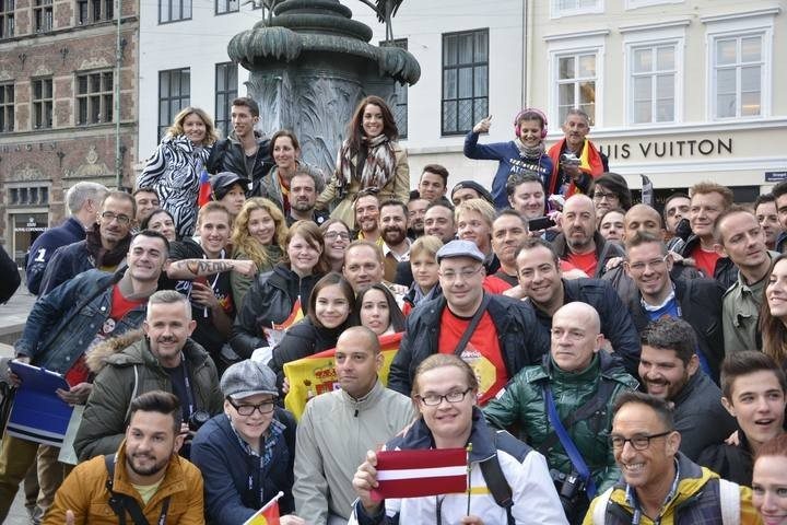 Ruth Lorenzo rodeada de sus fans en Copenhague