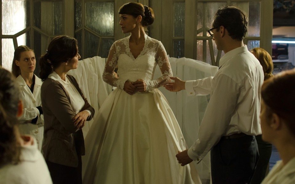Ana se viste de novia para salvar la boda de Alberto y Cristina, en Velvet