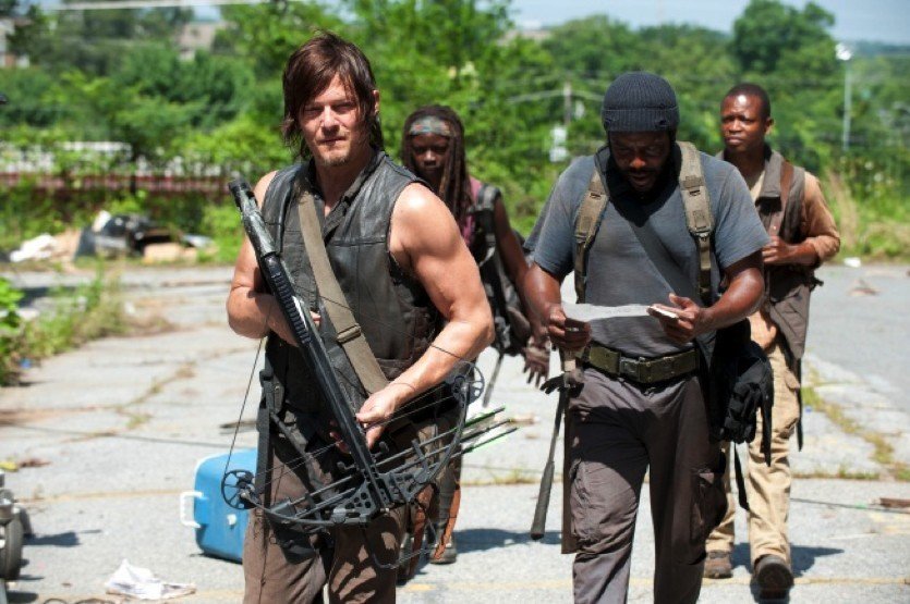 Daryl, Michonne, Tyreese y Bob salen en busca de medicinas para detener la infección de la cárcel, en The Walking Dead