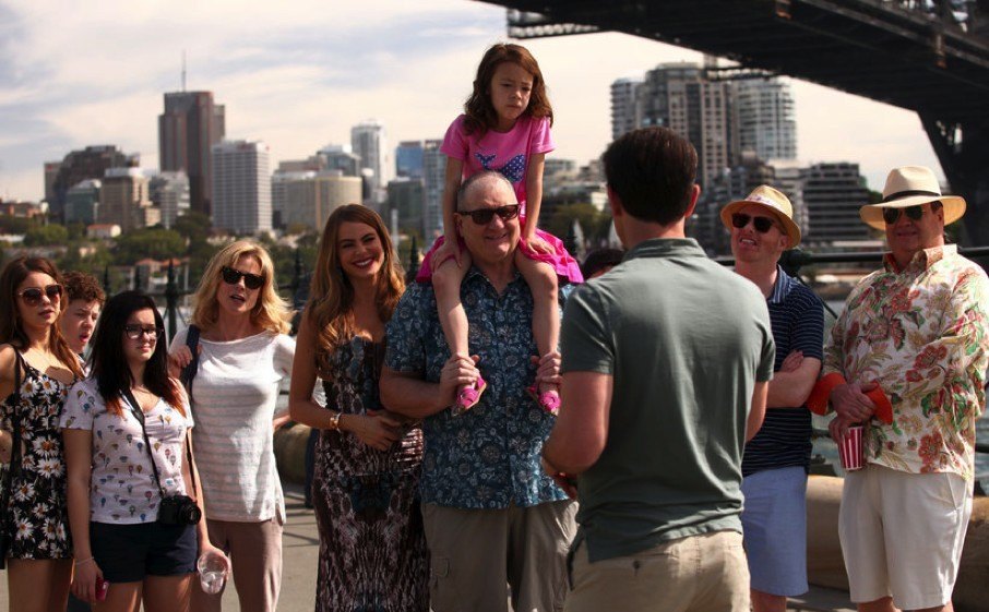 La familia viaja a Australia, el país natal de Phil, en el capítulo 20 de la quinta temporada de Modern Family