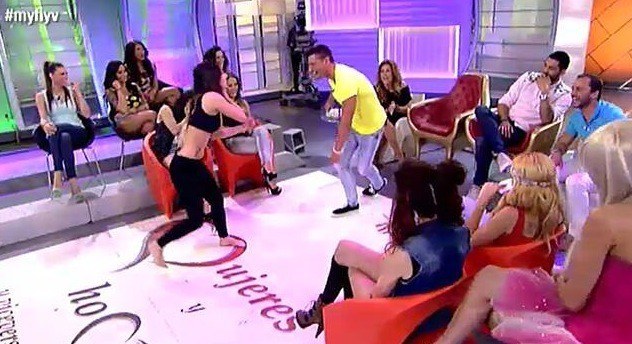 Ángel se anima a bailar capoeira con la nueva pretendienta, Jennifer, en Mujeres y Hombres y Viceversa