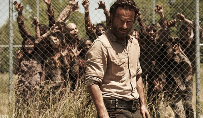 Los zombis logran atravesar la valla de la prisión, en The Walking Dead