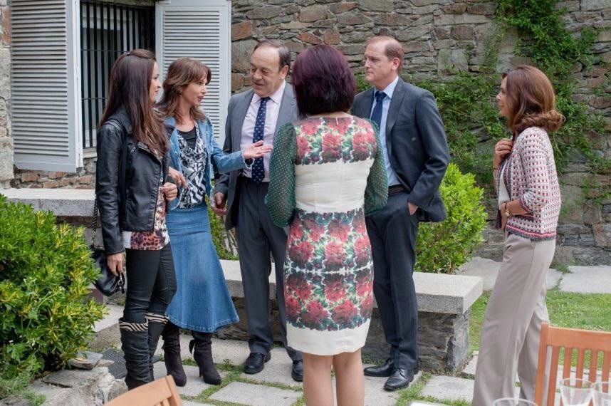 Fernanda y Amparo conocen a la familia adoptiva de María, en el séptimo capítulo de Sin identidad