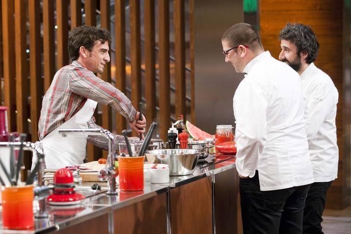 Emil explica su plato rojo a los chefs Dani García y Diego Guerrero en MasterChef