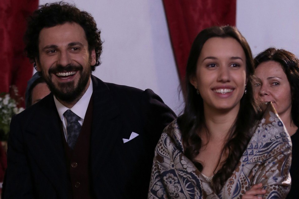 Conrado pide perdón a Aurora y le pide que le deje esperarla pues no quiere perderla, en El secreto de Puente Viejo