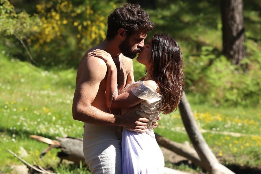 Inés y Bosco se besan apasionadamente, en El secreto de Puente Viejo