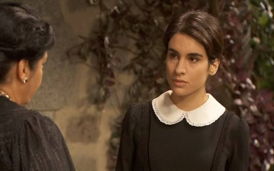 Bernarda acusa a Inés de ser una buscona, en El secreto de Puente Viejo