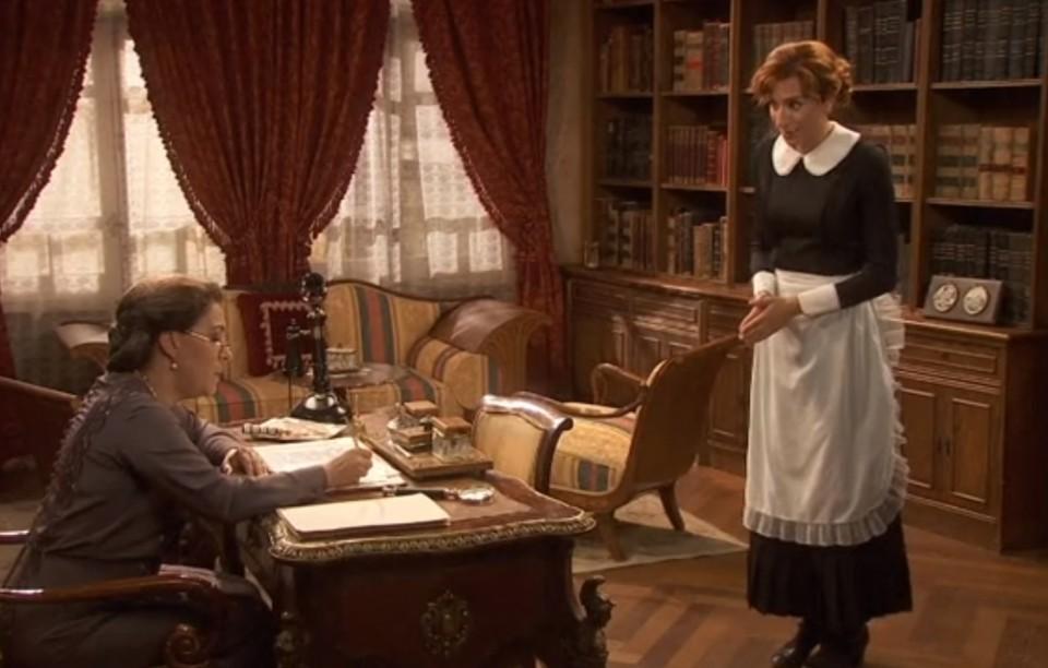 Fe interrumpe a Francisca para anunciarle que tiene una visita muy importante, en El secreto de Puente Viejo