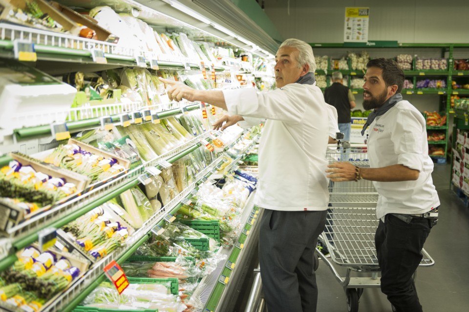 Honorato y Carlos haciendo la compra para enfrentarse a la Guerra de Restaurantes en el quinto programa de Top Chef