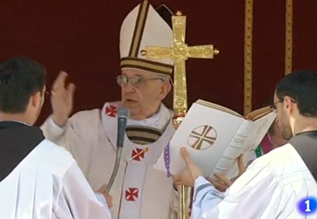 La primera misa del Papa Francisco I es seguida por La 2