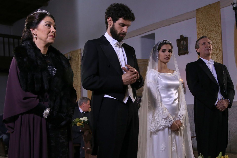 Bosco se casa con Amalia enamorado de Inés y pensando en ella, en El secreto de Puente Viejo